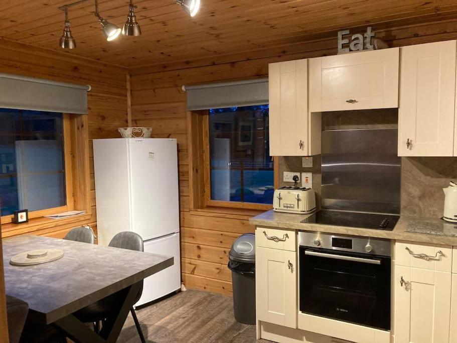 Red Squirrel Log Cabin With Hot Tub Keith Exterior photo