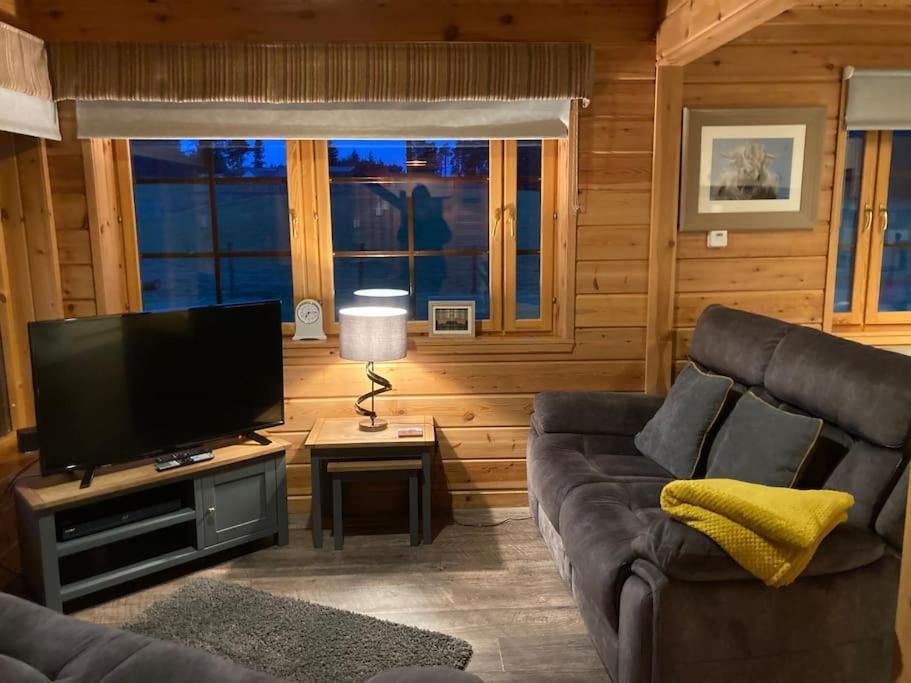 Red Squirrel Log Cabin With Hot Tub Keith Exterior photo