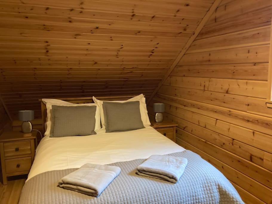 Red Squirrel Log Cabin With Hot Tub Keith Exterior photo