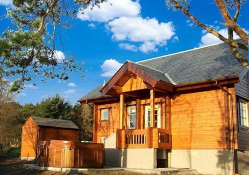 Red Squirrel Log Cabin With Hot Tub Keith Exterior photo