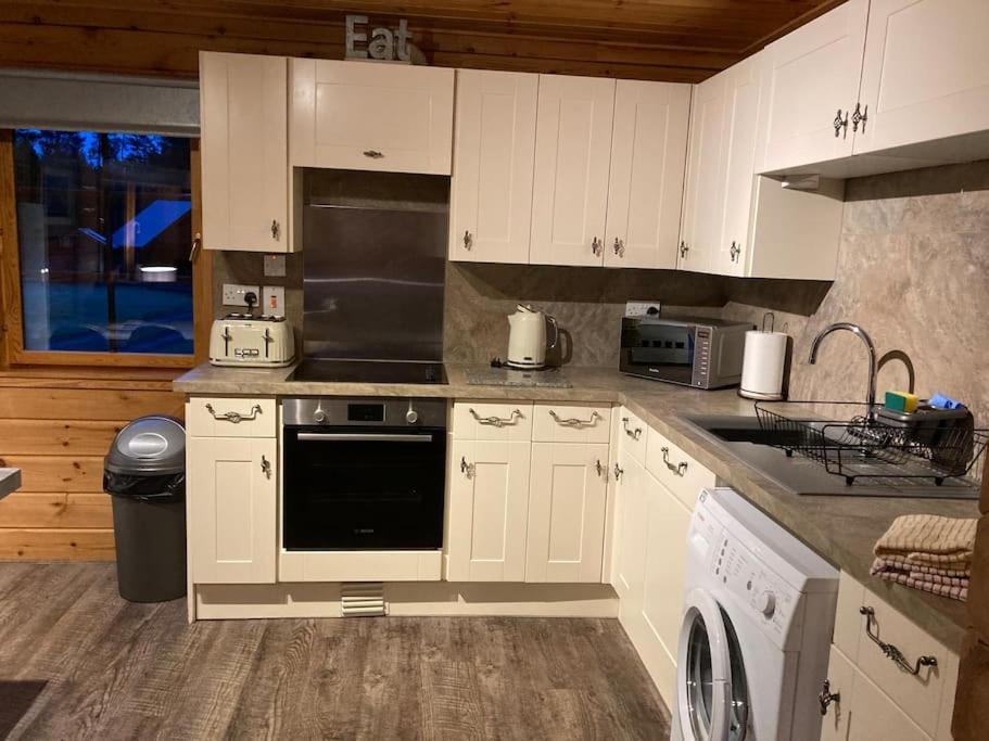 Red Squirrel Log Cabin With Hot Tub Keith Exterior photo